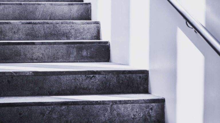 8 kroków jak prawidłowo ułożyć płytki na schodach